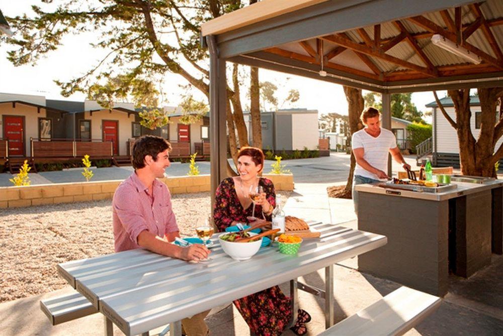 Airport Tourist Village Melbourne Bagian luar foto