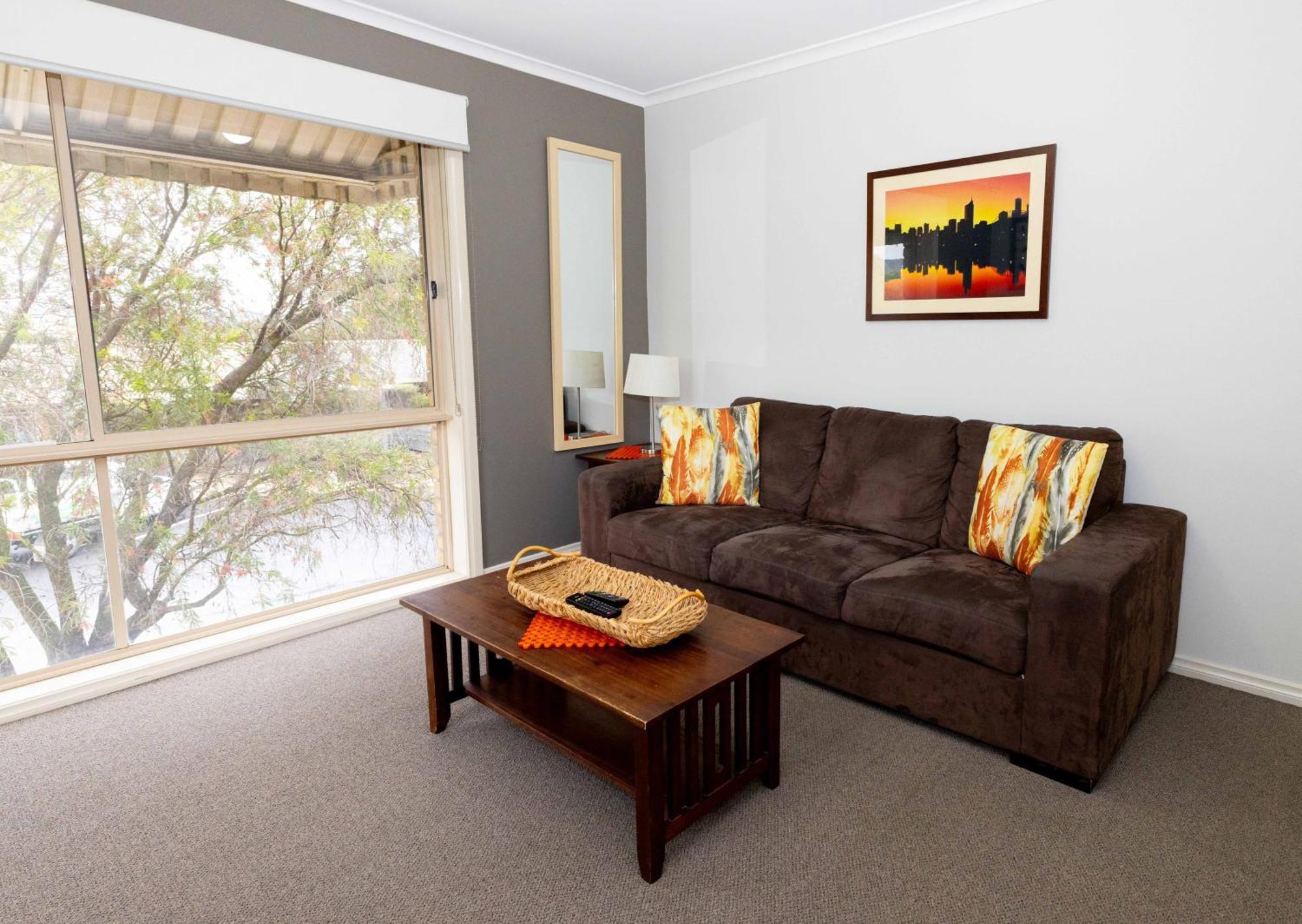 Airport Tourist Village Melbourne Bagian luar foto