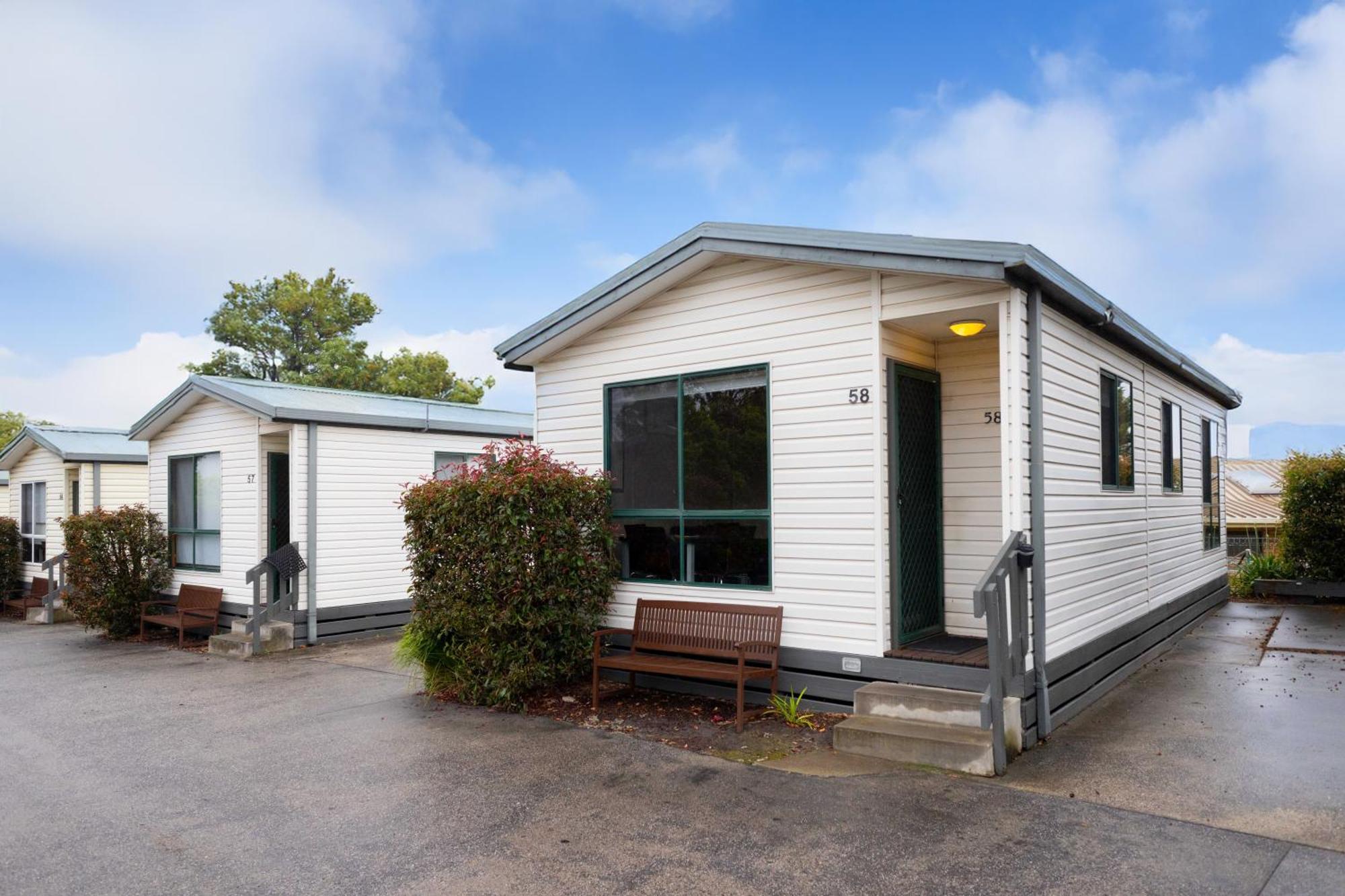 Airport Tourist Village Melbourne Bagian luar foto