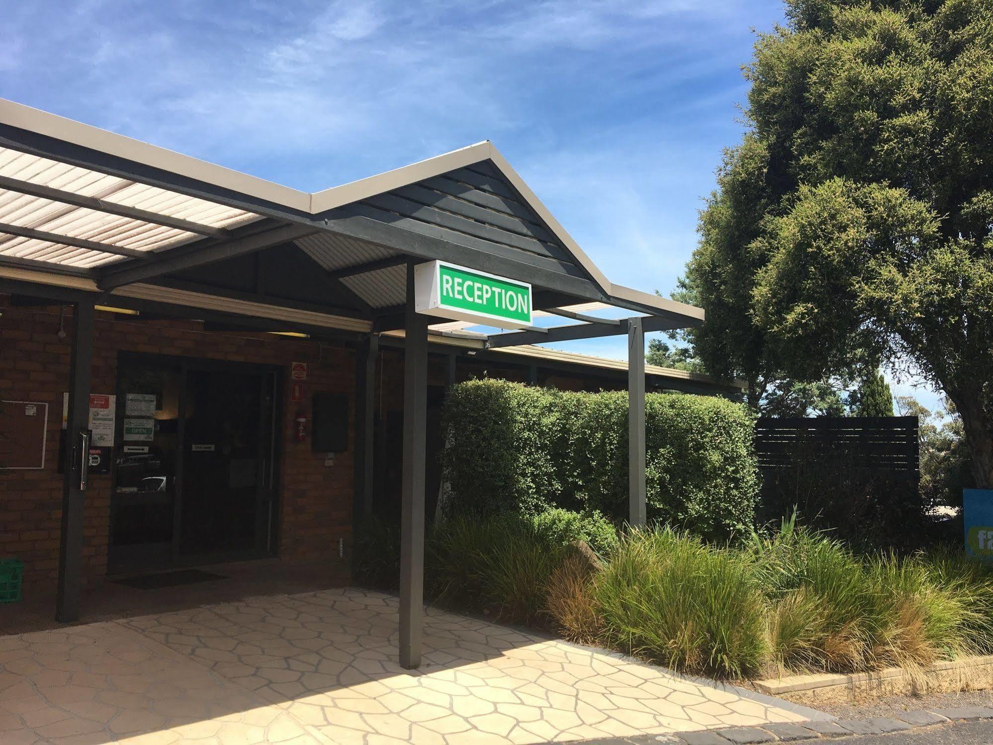 Airport Tourist Village Melbourne Bagian luar foto