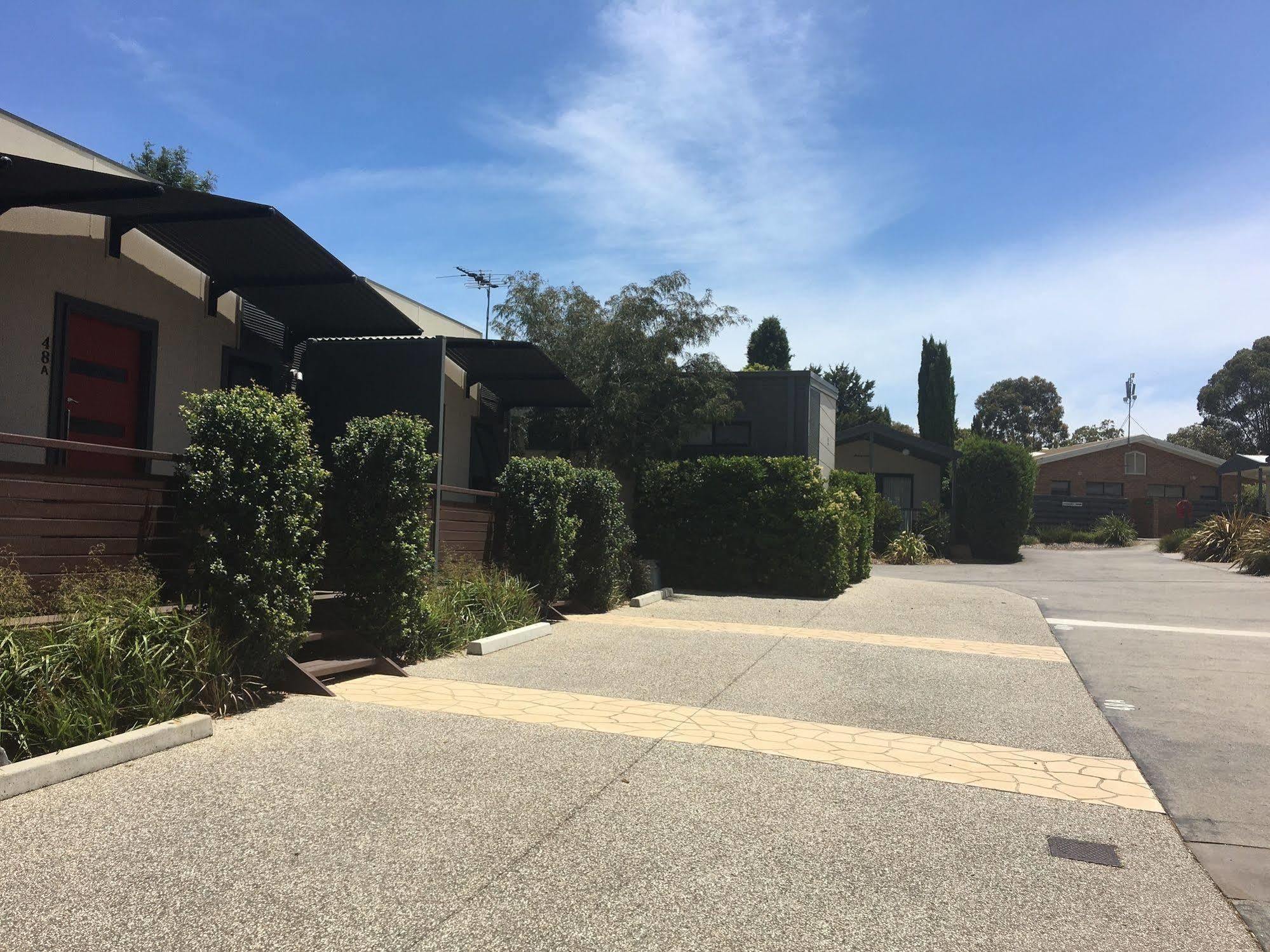 Airport Tourist Village Melbourne Bagian luar foto